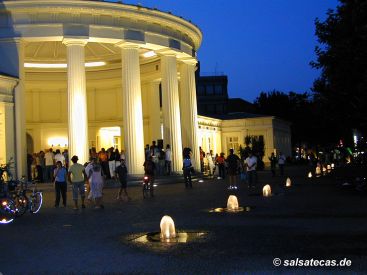 Aachen: Salsa am Elisenbrunnen (zum Vergrössern anklicken, mit ALT+F4 schliessen - click to enlarge)