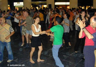 Aachen: Salsa am Elisenbrunnen (zum Vergrössern anklicken, mit ALT+F4 schliessen - click to enlarge)