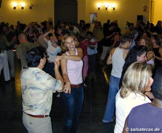 Aachen: Salsa am Elisenbrunnen (zum Vergrössern anklicken, mit ALT+F4 schliessen - click to enlarge)