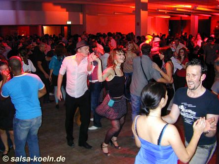 Kln: Salsa in der Uni-Mensa