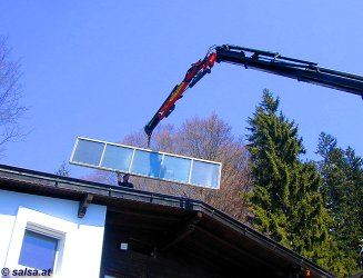 Sonnenkollektor: Montage mit Kranwagen