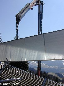 Solarkollektoren: Montage eines Solarkolletors (anklicken zum Vergröern)