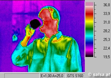 Infrarotaufnahme / Wärmebild / Thermografie: jemand trinkt ein kaltes Getränk