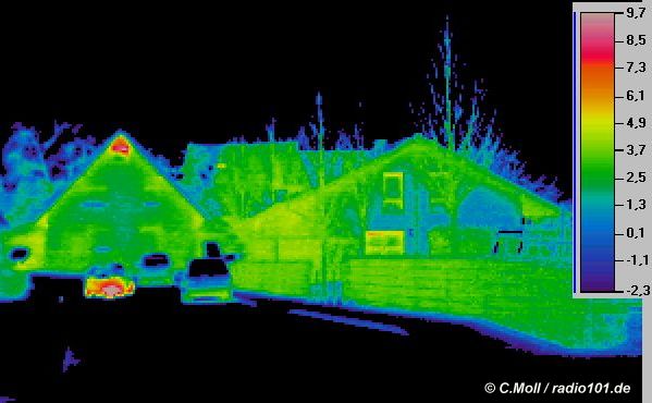 Haus (Wrmeverlust unter dem Dachfirst; Infrarotaufnahme / Wrmebild / Thermografische Aufnahme) - Wrmebildkamera: Impac IVN 770P