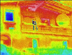 Thermographic picture - infrared photograph: Haus im Sommer (in der Scheibe spiegelt sich der wesentlich kältere Himmel, daher wird dort scheinbar eine viel niedrigere Temperatur angezeigt)
