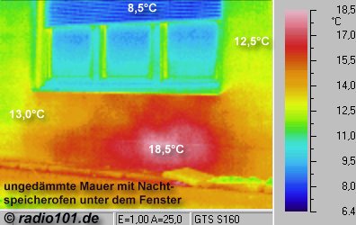 Wrmebilder: Heizkrper unter Fenster hinter Ziegelmauer, mangelhafte Dmmung - Infrarotaufnahme / Wrmebild / Thermografische Aufnahme